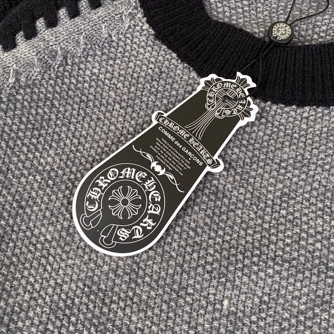 P260 ChromeHearts popular Chrome Hearts CH Sanskrit horseshoe cross embroidery pullover round neck raglan sleeve sweater. Contrast color splicing raglan round neck knitted sweater, unique knitting texture, soft and skin-friendly, classic pattern embroidery on the front and back. Retro chic. The contrasting color raglan sleeve design and the thick stitching craftsmanship at the joints make it look great when worn alone or layered! The fit is loose and slimming! Fashionable patchwork colored sweater, colorfully intertwined, with clear layers, warm and slimming. Whether worn alone or layered, you can easily control various styles and show your personal charm. The raglan sleeves are shoulder-width in contrasting colors and have ultra-detailed embroidery on the front and back, giving it a casual street feel. It looks great when worn alone! The sleeves are designed with contrasting colors and seams, and the round neck style reveals the neck and flatters the face shape! Wool blend knitted fabric, soft, comfortable and warm to the touch. Contrasting color design➕Loose fit, not flattering on your body shape and slimming, not to mention how easy it is to wear! Basic, versatile and fashionable classic! Black and white are versatile! Black and gray high-end! Couples get involved!  Color: black and white/black gray Size: S~M~L